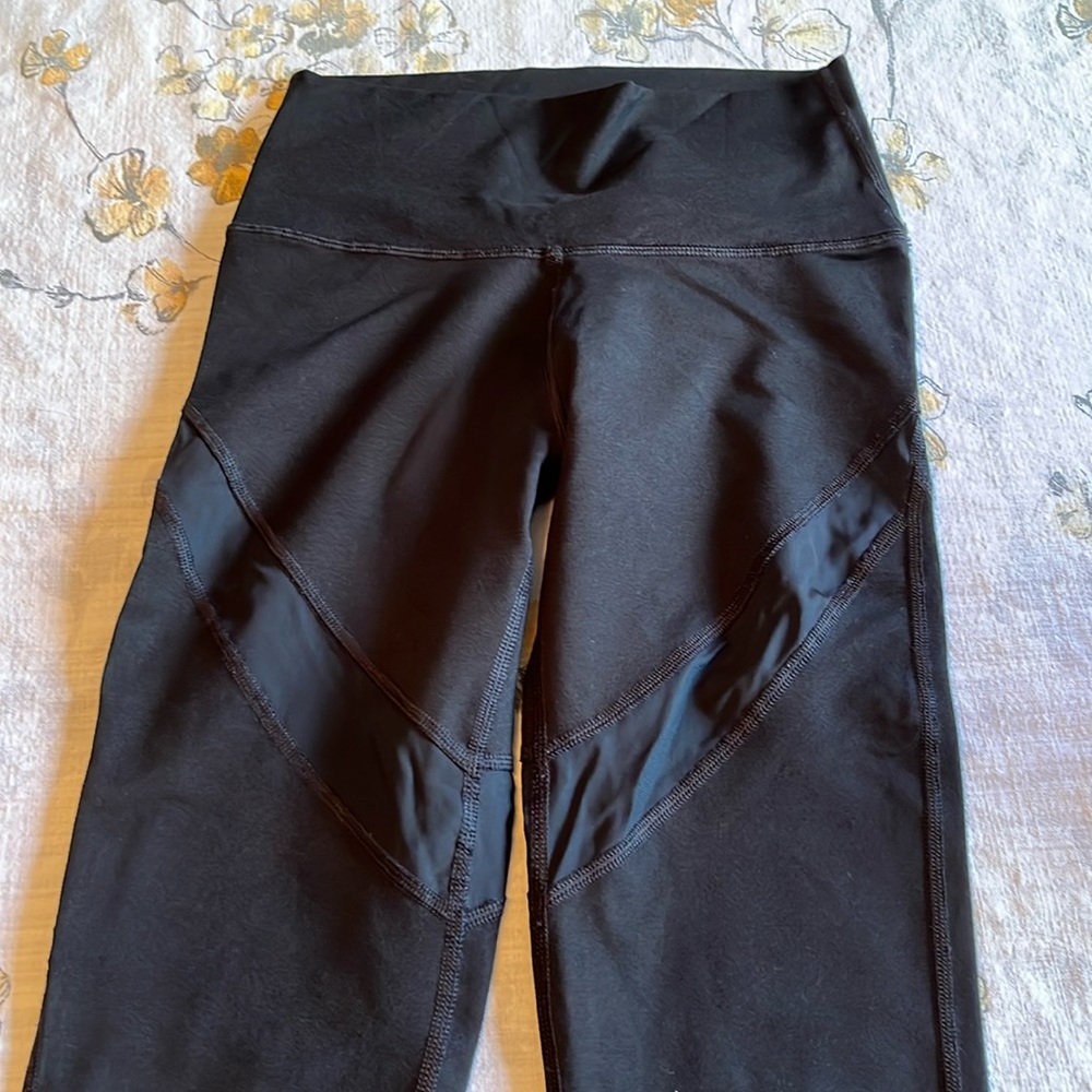 Aerie Move Leggings Size Small with mesh detail on legs